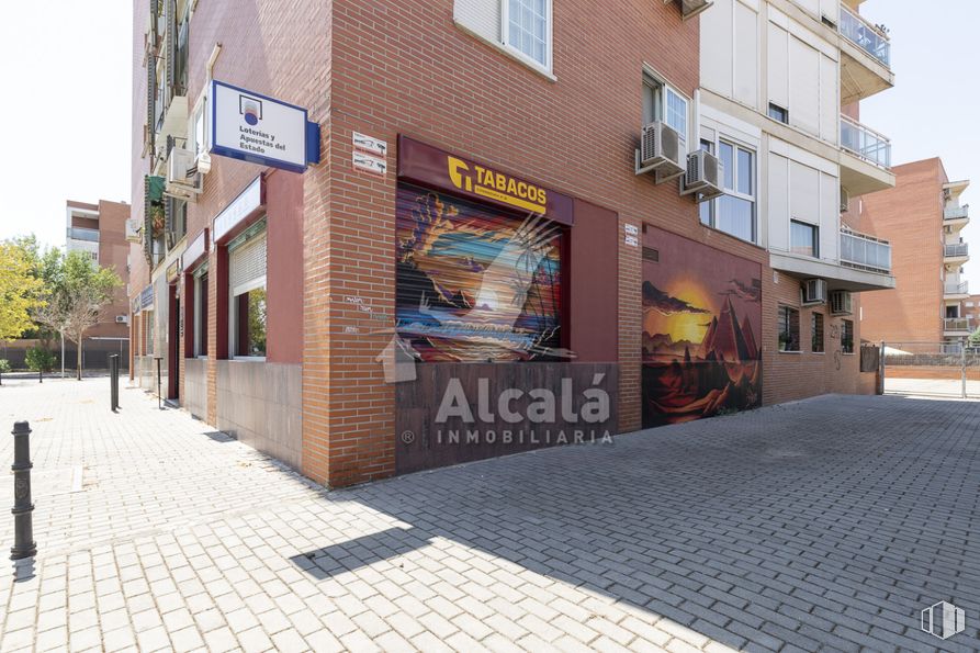 Local en venta en Calle Píop Baroja, Alcalá de Henares, Madrid, 28806 con edificio, ventana, superficie de la carretera, diseño urbano, ladrillo, acera, árbol, inmobiliario, fachada y ciudad alrededor