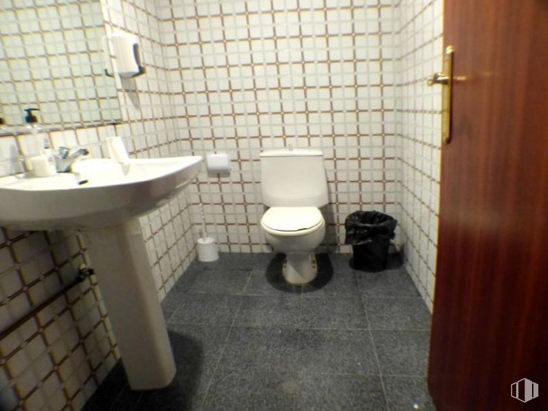 Local en alquiler y venta en Plaza Fuente del Oro, Cuenca, 16002 con inodoro, fregadero, propiedad, accesorio de plomería, grifo, lavabo del baño, baño, fluido, diseño de interiores y madera alrededor