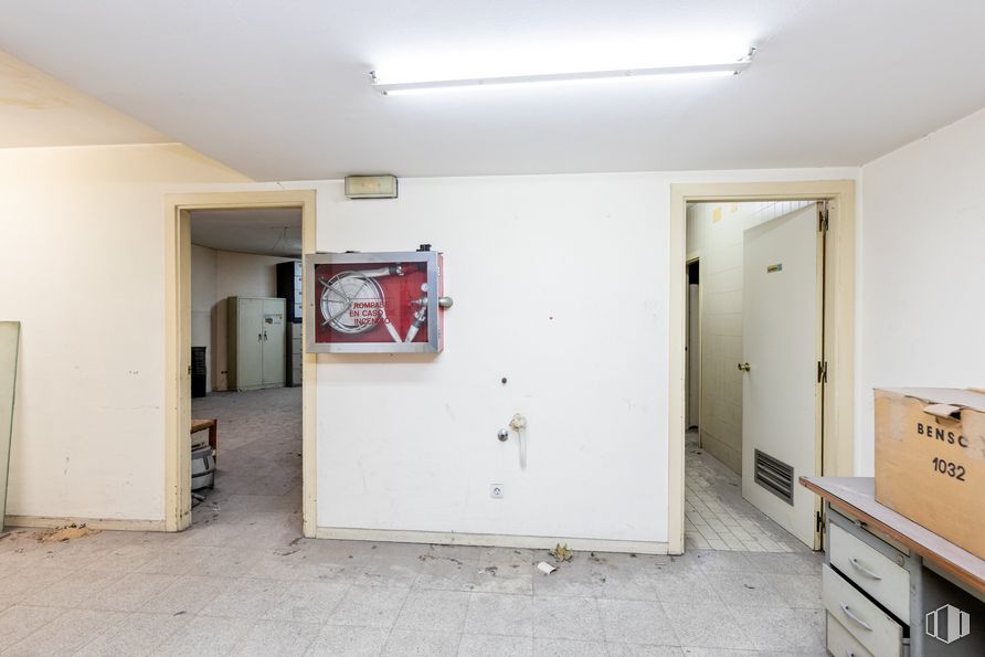 Retail for sale & for rent at Calle Gaztambide, Chamberí, Madrid, 28015 with cabinetry, clock, door, property, fixture, building, wood, interior design, floor and flooring around