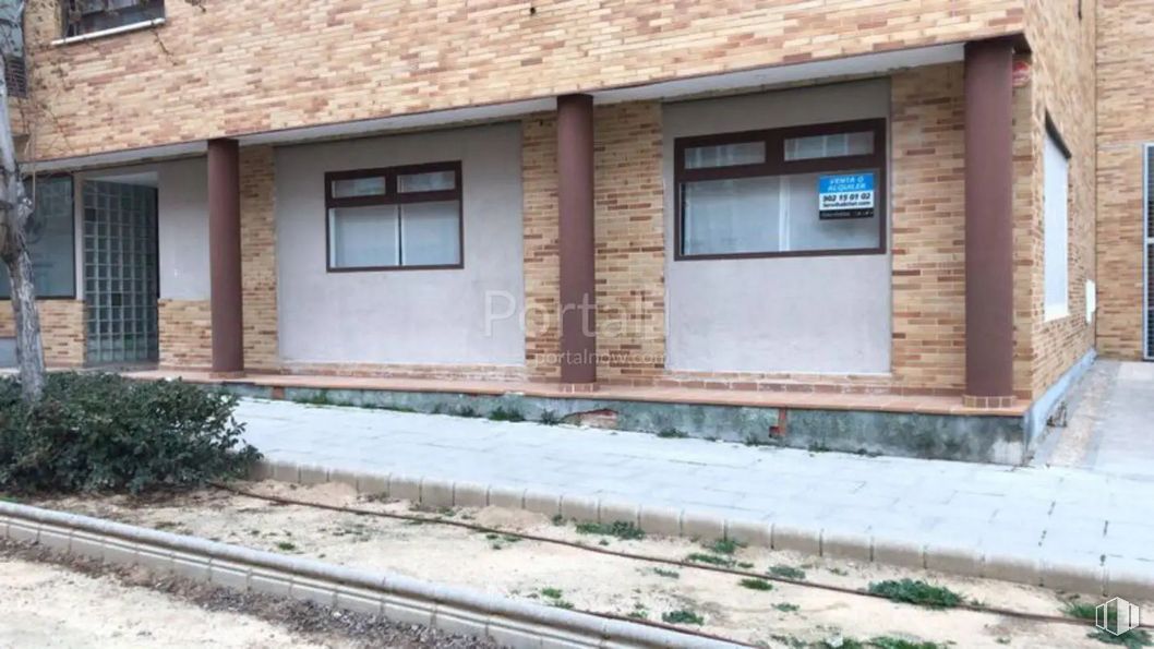 Retail for sale at Calle Juan Gris, 3, San Sebastián de los Reyes, Madrid, 28700 with window, door, plant, wood, road surface, asphalt, brickwork, brick, neighbourhood and residential area around