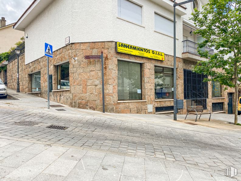 Retail for rent at Calle San Francisco de Asís, 6, Guadarrama, Madrid, 28440 with window, building, road surface, urban design, wall, residential area, sidewalk, facade, asphalt and city around