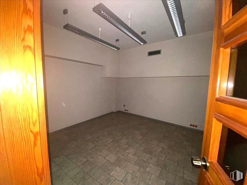 Oficina en venta en Calle Nueva, Toledo, 45001 con puerta, lámpara, alumbrado, propiedad, accesorio, suelo, suelos, edificio, madera y casa alrededor