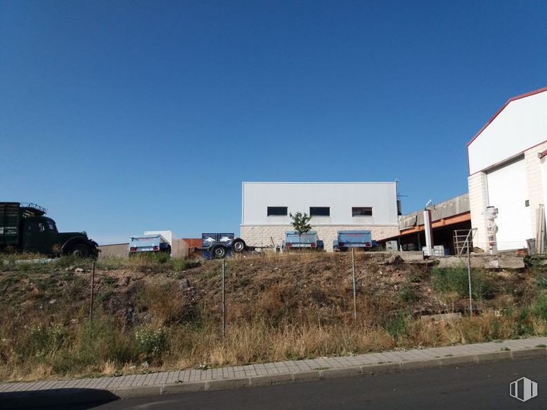 Land for sale at Polígono Industrial El Cerro, Segovia, 40006 with house, building, truck, sky, plant, window, land lot, asphalt, neighbourhood and residential area around