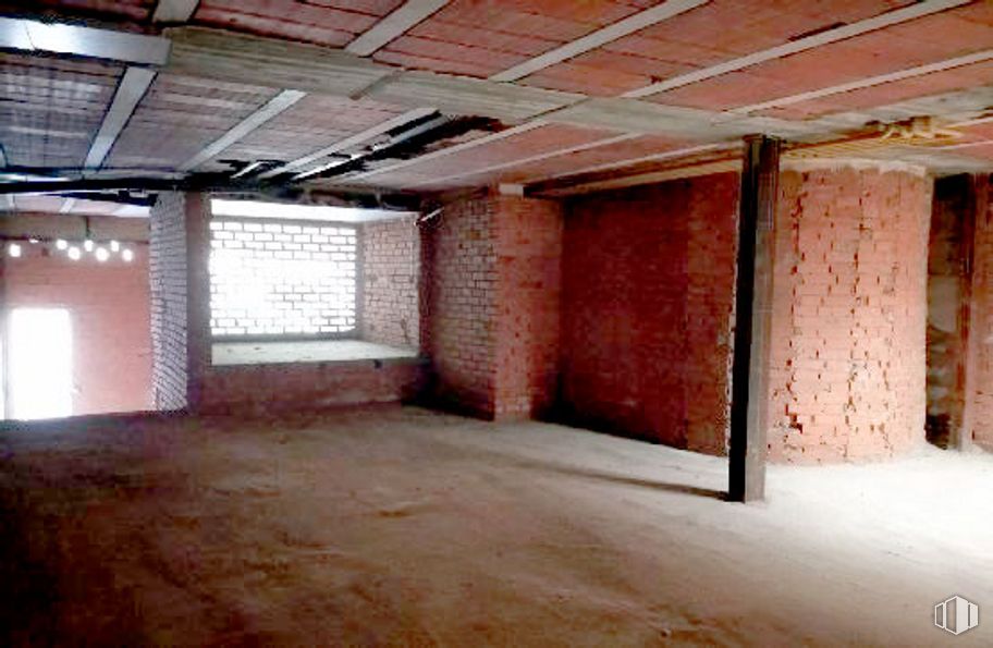 Retail for sale at Calle Velázquez, 4, Segovia, 40002 with window, light fixture, wood, flooring, interior design, floor, hall, brickwork, beam and brick around