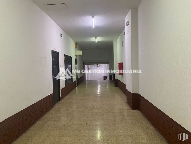 Retail for rent at Calle Gerona, Fuenlabrada, Madrid, 28945 with fixture, flooring, floor, hall, door, tile flooring, ceiling, building, house and wood around