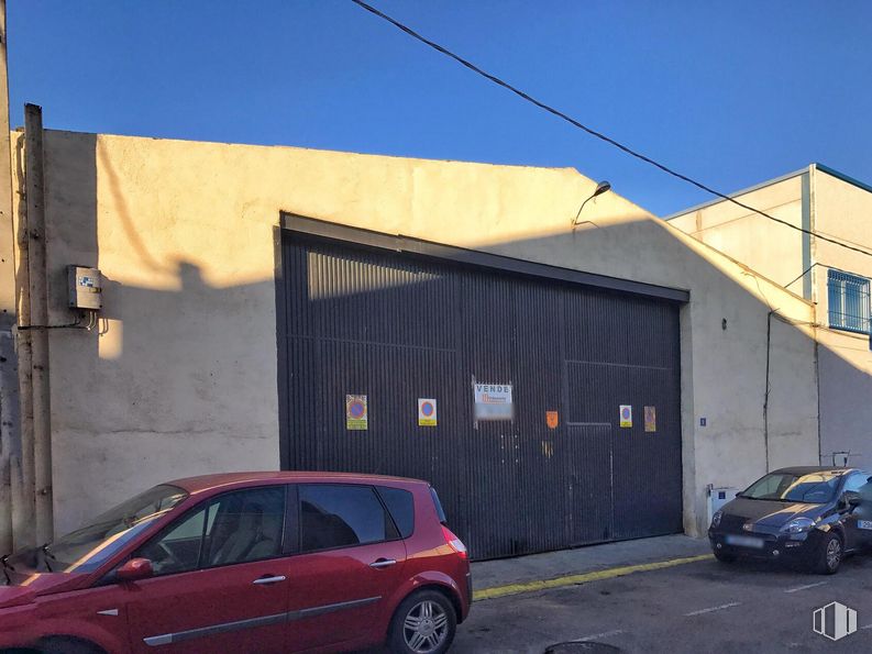 Nave en venta en Calle Puerto de Oncala, Leganés, Madrid, 28914 con neumático, coche, rueda, luz de estacionamiento, vehículo terrestre, vehículo, cielo, iluminación del automóvil, neumático de automoción y azul alrededor