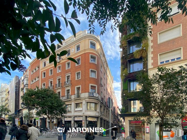 Local en venta en Calle Jardines, 8, Centro, Madrid, 28013 con persona, edificio, ventana, durante el día, cielo, árbol, diseño urbano, condominio, zona residencial y edificio comercial alrededor