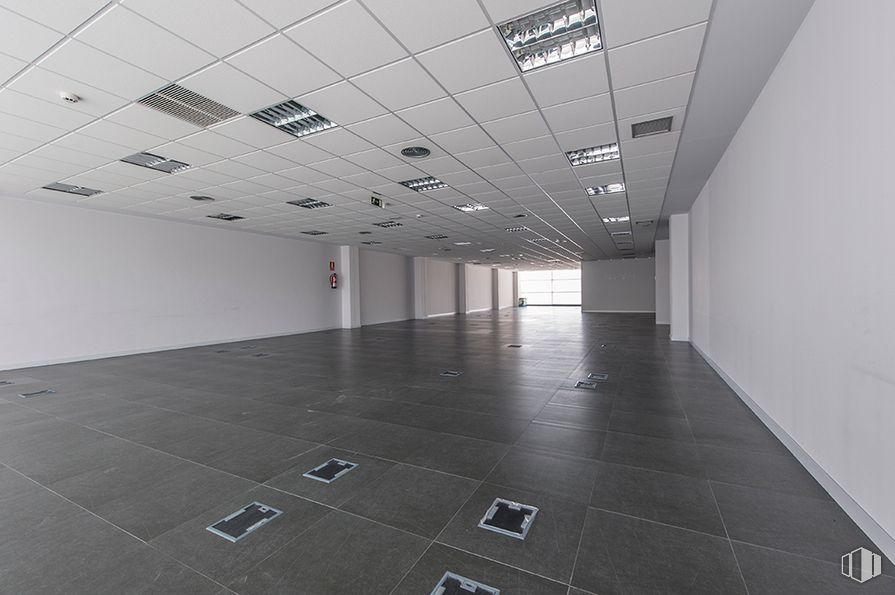 Office for rent at Edificio Data, Calle Sepúlveda, 17, Alcobendas, Madrid, 28100 with fixture, architecture, flooring, floor, hall, composite material, glass, ceiling, space and event around