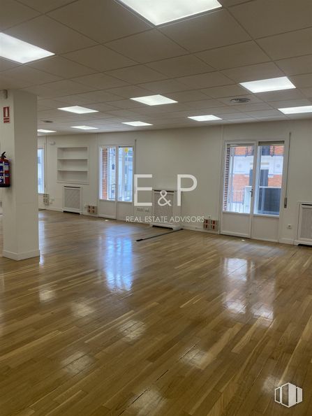 Oficina en alquiler en Calle Fuencarral, Chamberí, Madrid, 28010 con puerta, lámpara, alumbrado, ventana, accesorio, madera, interiorismo, suelo, suelos y hall alrededor