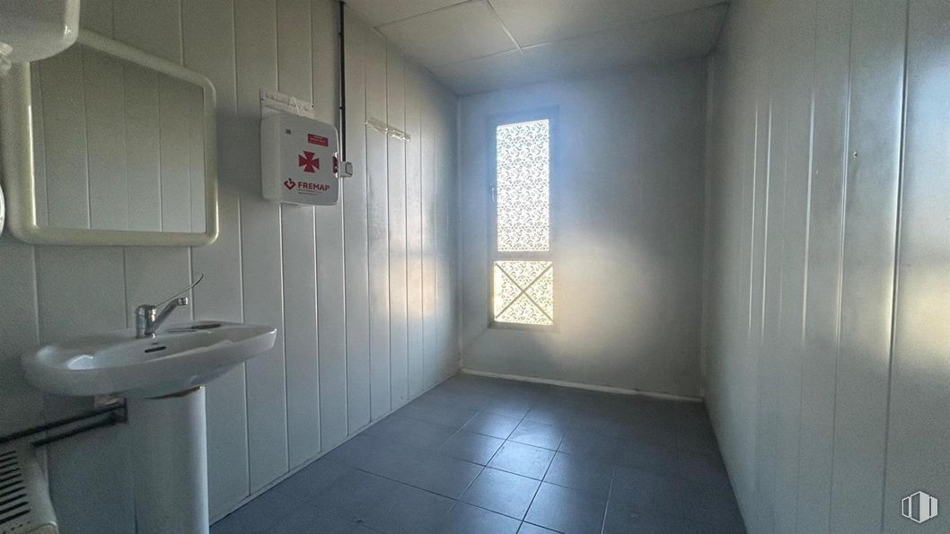 Industrial for sale at P.I. Urtinsa, Alcorcón, Madrid, 28923 with sink, window, wall, flooring, floor, ceiling, composite material, room, grey and plumbing fixture around