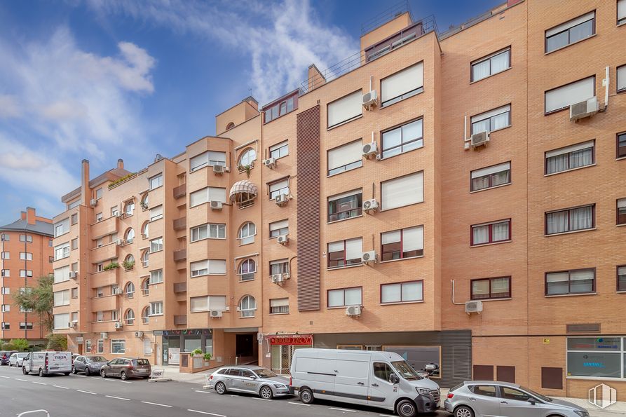 Local en venta en Ronda Caballero de la Mancha, 71, Fuencarral - El Pardo, Madrid, 28034 con coche, edificio, , rueda, neumático, , , , ventana y  alrededor