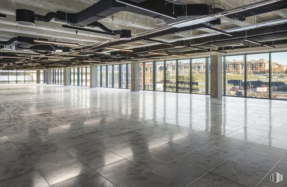 Office for rent at Austral, Calle Méndez Álvaro, 61, Arganzuela, Madrid, 28045 with fixture, flooring, floor, glass, composite material, building material, ceiling, tints and shades, metal and hall around