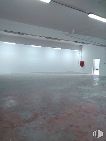 Industrial for rent at Calle Torre de Don Miguel, Villa de Vallecas, Madrid, 28031 with building, flooring, floor, asphalt, composite material, fixture, road surface, hall, ceiling and concrete around