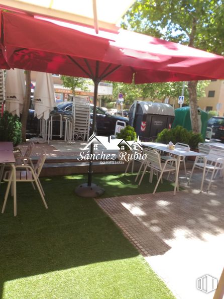 Local en alquiler en Calle Castillo de Arévalo, Las Rozas de Madrid, Madrid, 28230 con mesa, silla, planta, mueble, tienda, sombra, muebles de exterior, mesa de exterior, árbol y hierba alrededor