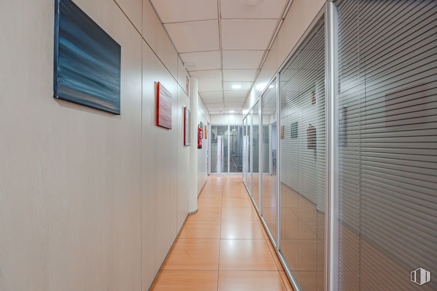 Retail for sale at Calle Núñez Morgado, Chamartín, Madrid, 28036 with flooring, interior design, floor, ceiling, lighting, composite material, glass, wood flooring, metal and commercial building around