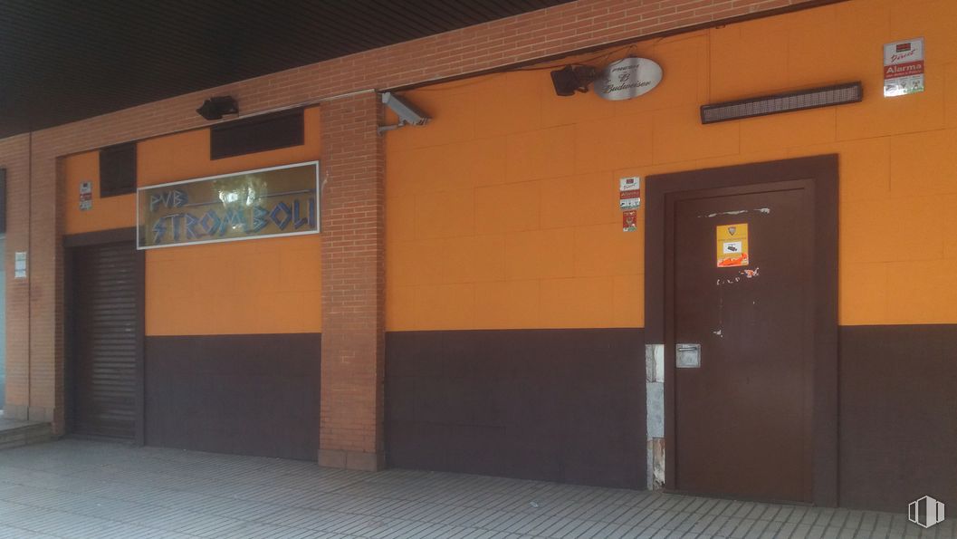 Retail for sale & for rent at Calle Suecia, 35, San Blas - Canillejas, Madrid, 28022 with door, property, building, fixture, amber, tints and shades, flooring, facade, wood and composite material around