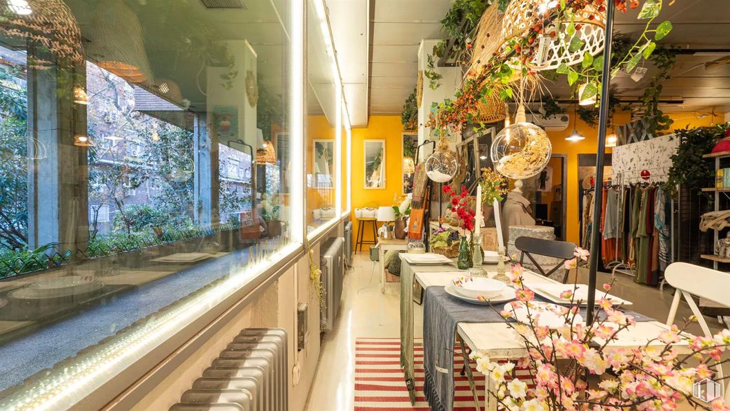 Retail for rent at Avenida de Nazaret, 10, Retiro, Madrid, 28009 with plants, interior design, flowerpot, lighting, furniture, houseplant, floral design, natural material, design and retail around