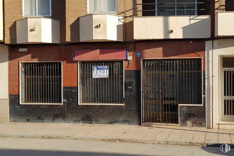 Retail for sale & for rent at Calle San Juan, 5, Quintanar de la Orden, Toledo, 45800 with window, door, building, property, wood, road surface, architecture, neighbourhood, wall and rectangle around