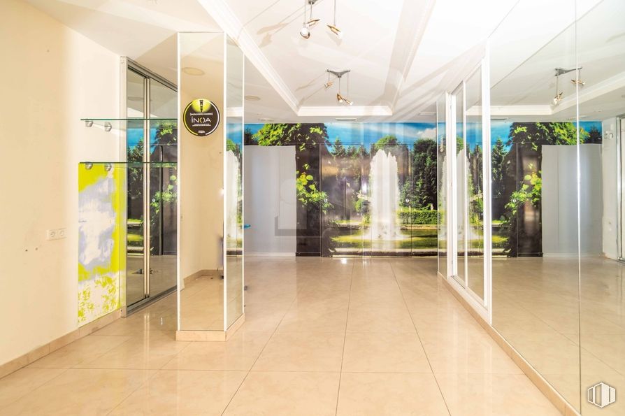 Retail for rent at Parque Conde Orgaz, Hortaleza, Madrid, 28043 with flooring, floor, interior design, ceiling, lobby, glass, houseplant, hotel, cleanliness and hall around