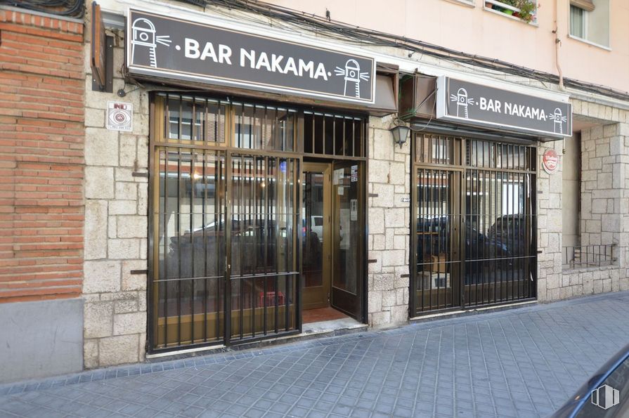 Local en venta en Calle Juan Duque, Arganzuela, Madrid, 28005 con edificio, puerta, accesorio, madera, inmobiliario, fachada, fuente, señalización, ventana y metal alrededor