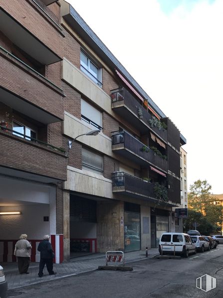 Retail for sale at Calle Pechuán, Chamartín, Madrid, 28002 with car, window, person, building, sky, cloud, urban design, condominium, wheel and tower block around