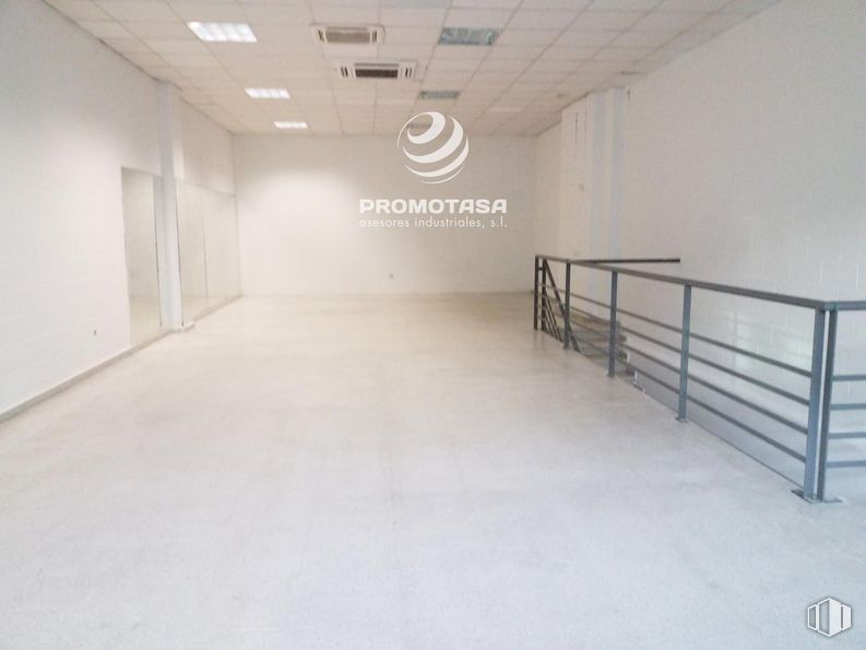 Industrial for rent at Zona industrial, Arganda del Rey, Madrid, 28500 with flooring, floor, ceiling, glass, tile flooring, hall, building material, daylighting, tile and cleanliness around