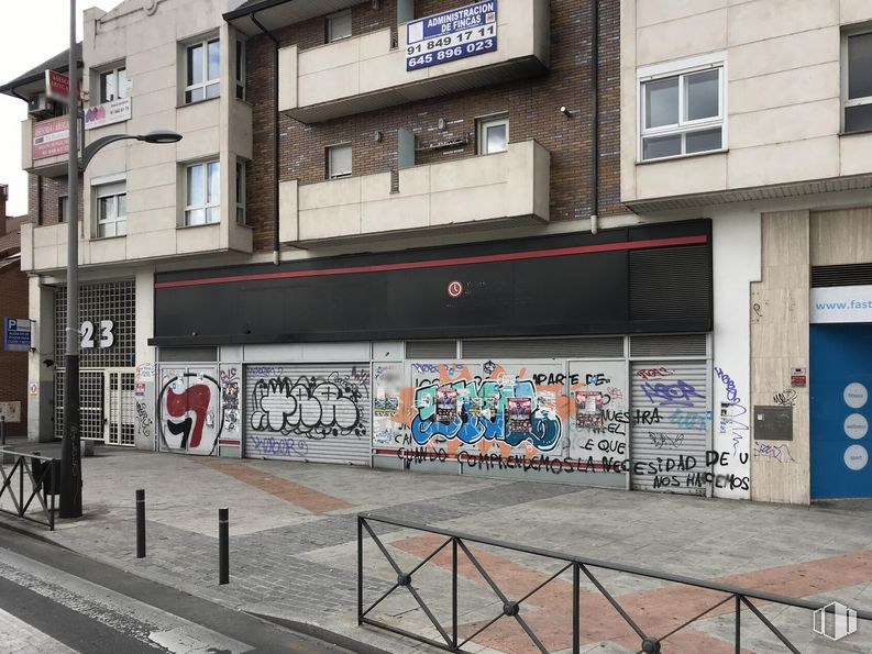 Local en venta en Calle Batalla De Bailén, 23, Collado Villalba, Madrid, 28400 con ventana, edificio, asfalto, superficie de la carretera, arte, grafiti, fachada, acera, fuente y carretera alrededor