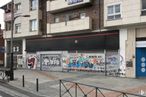 Local en venta en Calle Batalla De Bailén, 23, Collado Villalba, Madrid, 28400 con ventana, edificio, asfalto, superficie de la carretera, arte, grafiti, fachada, acera, fuente y carretera alrededor