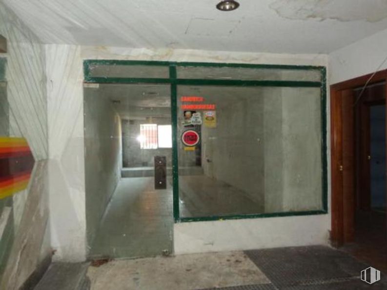 Retail for sale at Calle Honorio Lozano, Collado Villalba, Madrid, 28400 with door, fixture, floor, gas, building, concrete, ceiling, composite material, parking and flooring around