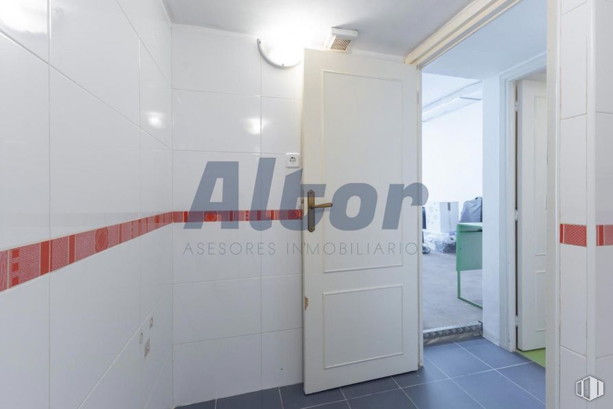 Local en venta en Calle Luis Ruiz, Ciudad Lineal, Madrid, 28017 con puerta, propiedad, accesorio, edificio, alumbrado, interiorismo, suelos, suelo, fuente y gas alrededor