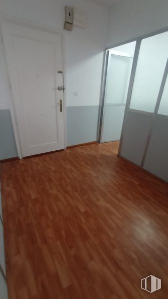 Oficina en alquiler en Calle Alcalá, San Blas - Canillejas, Madrid, 28022 con puerta, marrón, accesorio, madera, suelos, suelo, tinte para madera, propiedad material, hall y madera dura alrededor