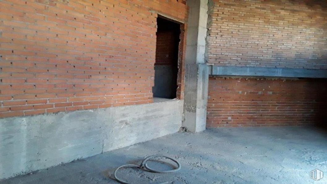 Retail for sale at Avenida Mediterráneo, Arganda del Rey, Madrid, 28500 with wood, brickwork, brick, road surface, composite material, building material, house, gas, tints and shades and concrete around