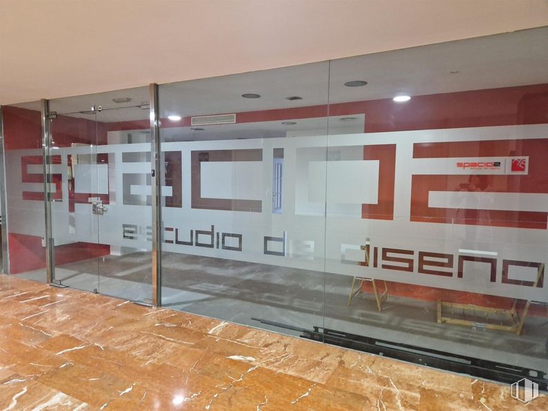 Office for rent at Calle Muñoz Urra, 7, Talavera de la Reina, Toledo, 45600 with flooring, floor, wood, glass, building, ceiling, event, art, metal and concrete around