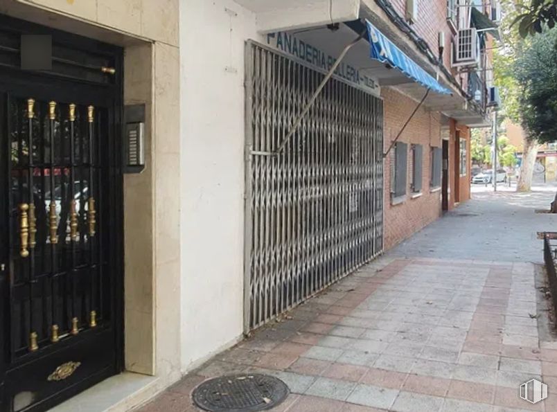 Local en venta en Calle Cáceres, Getafe, Madrid, 28903 con puerta, edificio, superficie de la carretera, ventana, planta, acera, árbol, ciudad, fachada y madera alrededor