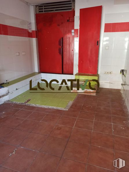 Local en venta en Zona Centro, Quijorna, Madrid, 28693 con puerta, edificio, suelo de baldosas, suelos, suelo, madera, casa, madera dura, material de construcción y techo alrededor