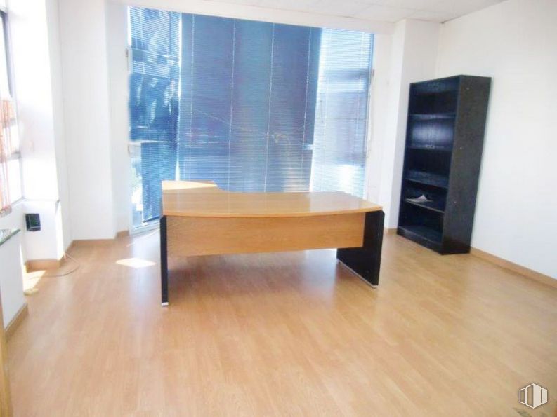 Oficina en venta en Carretera Canillas, Hortaleza, Madrid, 28043 con estantería, escritorio, mesa, edificio, madera, hall, sala de estar, suelos, tinte para madera y suelo alrededor