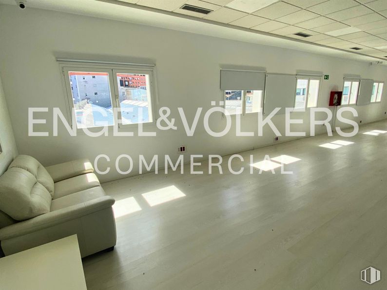 Oficina en alquiler en Calle Julián Camarillo, 38, San Blas - Canillejas, Madrid, 28037 con sofá, loveseat, edificio, accesorio, interiorismo, madera, suelo, suelos, fuente y inmobiliario alrededor