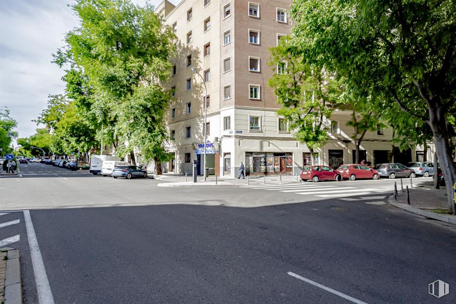 Local en alquiler en Calle Divino Vallés, 14, Arganzuela, Madrid, 28045 con edificio, coche, ventana, planta, vehículo, superficie de la carretera, árbol, asfalto, rueda y diseño urbano alrededor