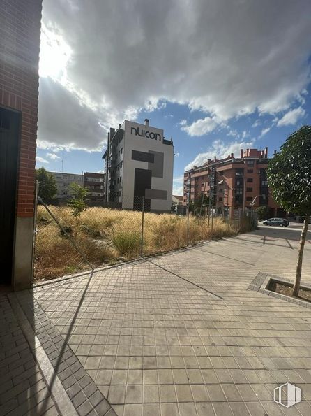 Suelo en venta en Casco histórico, Villa de Vallecas, Madrid, 28031 con edificio, nube, cielo, planta, superficie de la carretera, asfalto, árbol, diseño urbano, zona residencial y fachada alrededor