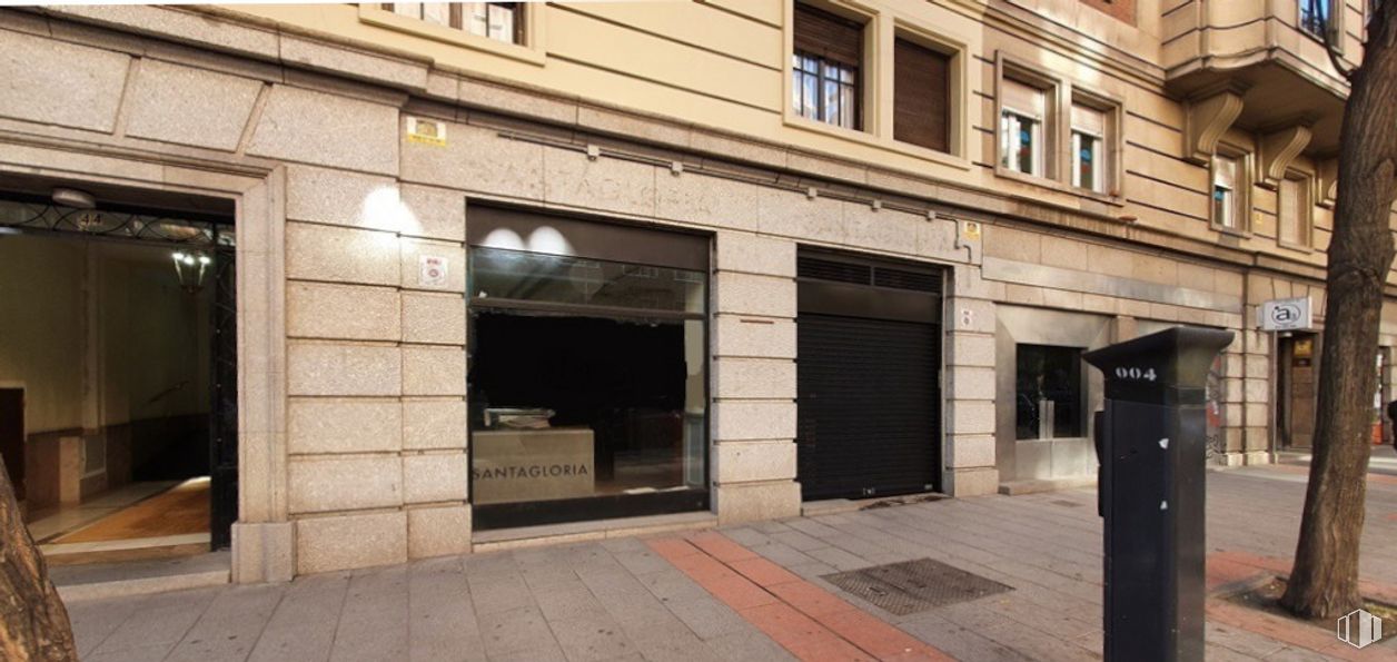 Local en venta en Calle O'Donnell, 44, Retiro, Madrid, 28009 con parquímetro, ventana, edificio, arquitectura, madera, superficie de la carretera, accesorio, albañilería, ladrillo y sombra alrededor