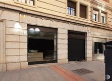 Retail for sale at Calle O'Donnell, 44, Retiro, Madrid, 28009 with parking meter, window, building, architecture, wood, road surface, fixture, brickwork, brick and shade around