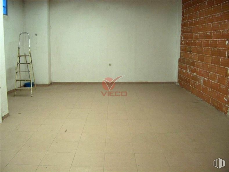 Retail for sale at Zona céntrica, Cuenca, 16004 with ladder, property, wood, chair, fixture, floor, flooring, brickwork, road surface and wall around