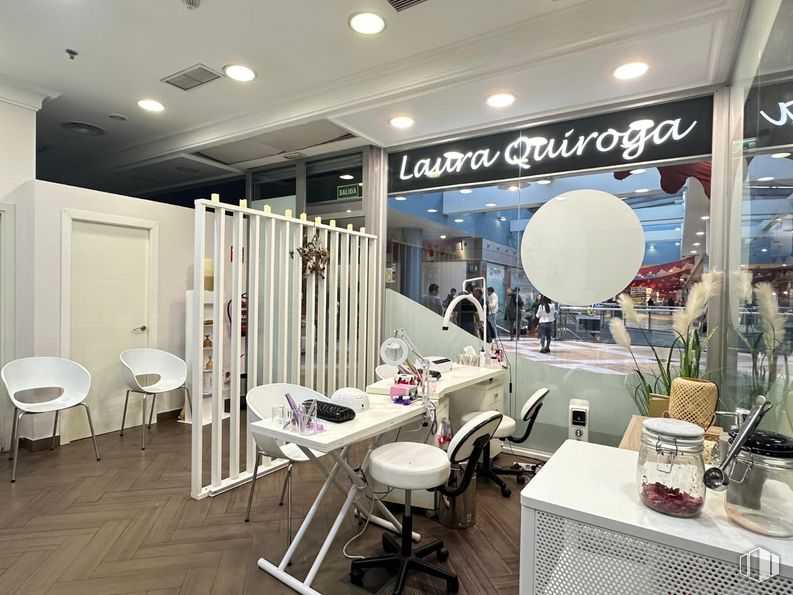 Local en alquiler en Calle Constitución, 2, Rivas-Vaciamadrid, Madrid, 28529 con silla, mesa, persona, puerta, interiorismo, mueble, salón de belleza, diseño, cosméticos y limpieza alrededor