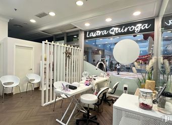 Local en alquiler en Calle Constitución, 2, Rivas-Vaciamadrid, Madrid, 28529 con silla, mesa, persona, puerta, interiorismo, mueble, salón de belleza, diseño, cosméticos y limpieza alrededor