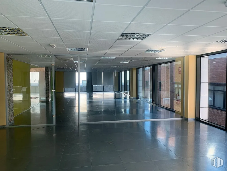 Office for rent at Calle Salvatierra, Fuencarral - El Pardo, Madrid, 28034 with building, fixture, floor, flooring, hall, house, commercial building, ceiling, glass and transparent material around