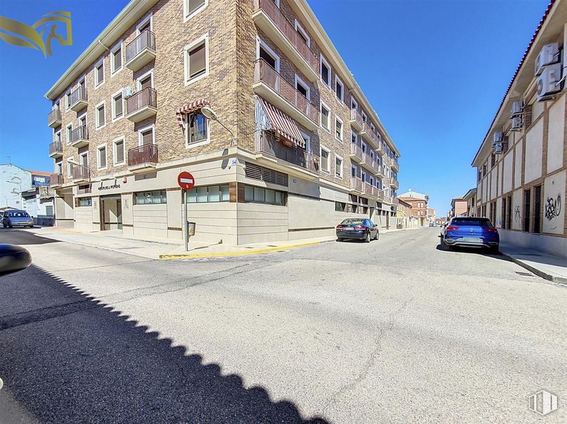 Office for sale at Calle Vega, Torrijos, Toledo, 45500 with building, car, sky, window, daytime, property, blue, wheel, road surface and urban design around