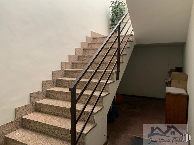 Nave en alquiler y venta en Polígono Prado Overa, Leganés, Madrid, 28914 con planta de interior, edificio, escaleras, madera, planta, casa, suelos, madera dura, pendiente y tinte para madera alrededor