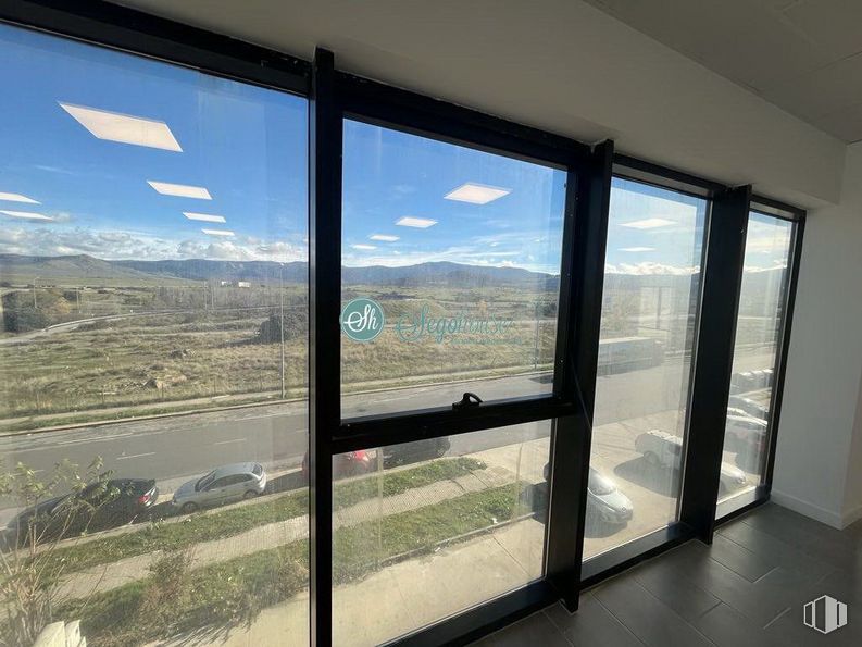 Nave en alquiler en Polígono Hontoria, Segovia, 40195 con cielo, edificio, propiedad, nube, ventana, accesorio, sombra, madera, planta y casa alrededor