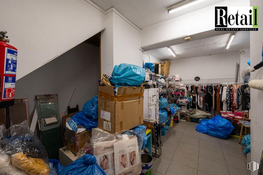 Retail for sale at Calle Bravo Murillo, 154, Tetuán, Madrid, 28020 with shipping box, textile, floor, package delivery, box, packing materials, plastic bag, bag, retail and event around