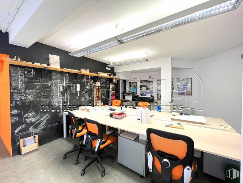 Oficina en alquiler en Zona Centro, Alcobendas, Madrid, 28100 con silla, alumbrado, mesa, mueble, escritorio, silla de oficina, edificio, escritorio del ordenador, naranja y interiorismo alrededor